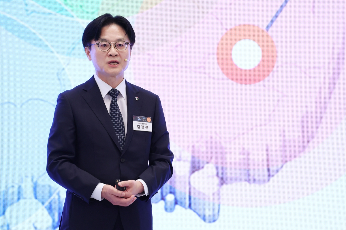 정책발표하는 김정관 장관