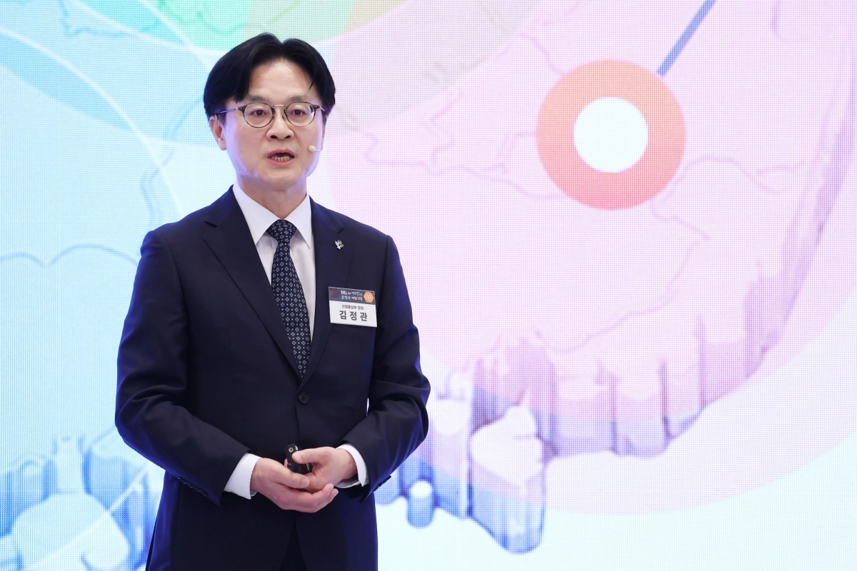 정책발표하는 김정관 장관
