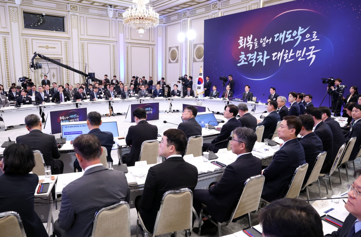 이재명 대통령과 이재용 삼성전자 회장, 최태원 SK그룹 회장이 29일 청와대 영빈관에서 열린 ‘대한민국 대도약 3대 메가프로젝트 국민보고회’에서 배경훈 부총리 겸 과학기술정보통신부 장관의 발표를 듣고 있다. 뉴스1
