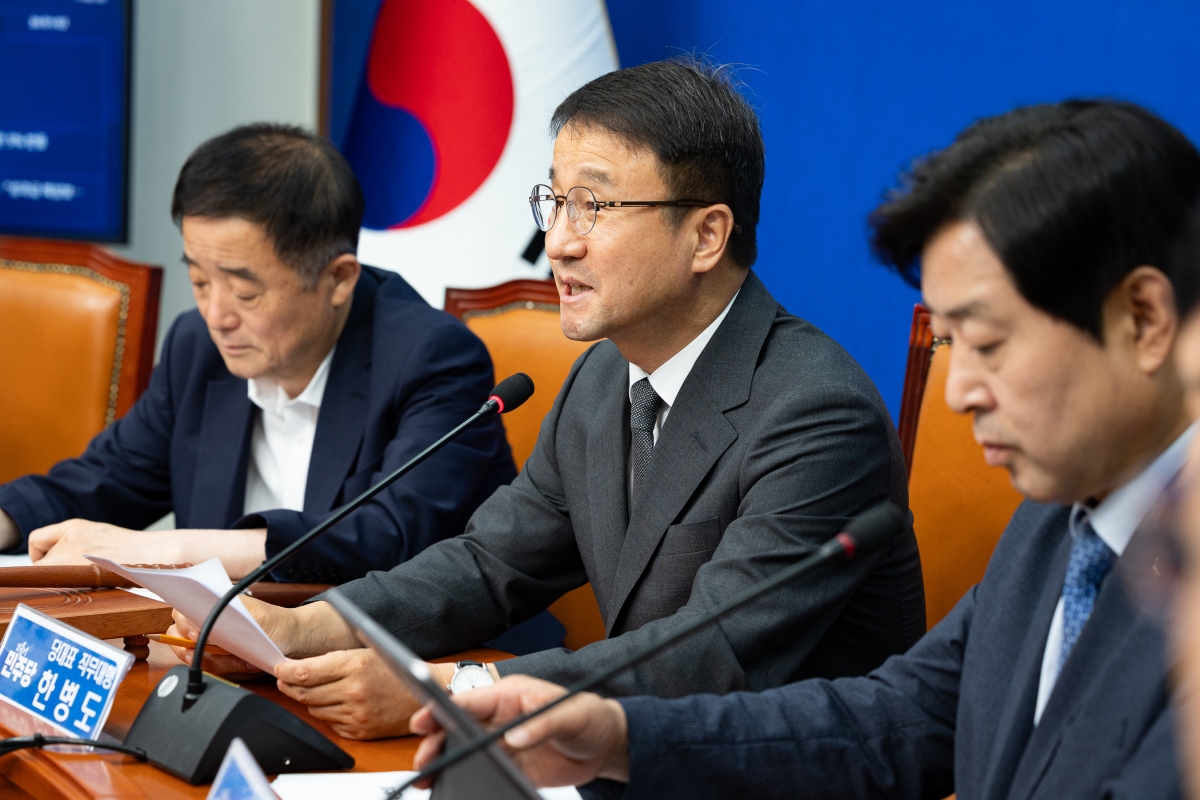 한병도 더불어민주당 당대표 직무대행 겸 원내대표가 29일 최고위원회의에서 모두발언을 하고 있다. 왼쪽부터 강득구 최고위원, 한 직무대행, 황명선 최고위원. 뉴스1