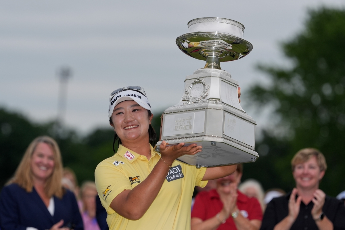 유해란이 29일(한국시간) 미국 미네소타주 채스카의 헤이즐틴 내셔널 골프클럽에서 열린 LPGA투어 KPMG 여자 PGA챔피언십에서 우승한 뒤 트로피를 들어 올리며 환하게 웃고 있다. 이날 우승으로 그는 이번 시즌 첫 번째 우승이자 통산 4승째를 올렸다. 채스카 AP 뉴시스
