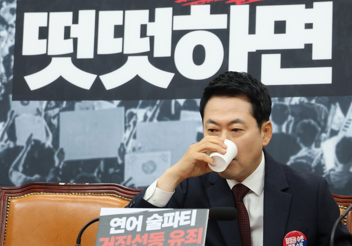 국민의힘 장동혁 대표가 29일 국회에서 열린 최고위원회의에서 물을 마시고 있다. 2026.6.29 연합뉴스