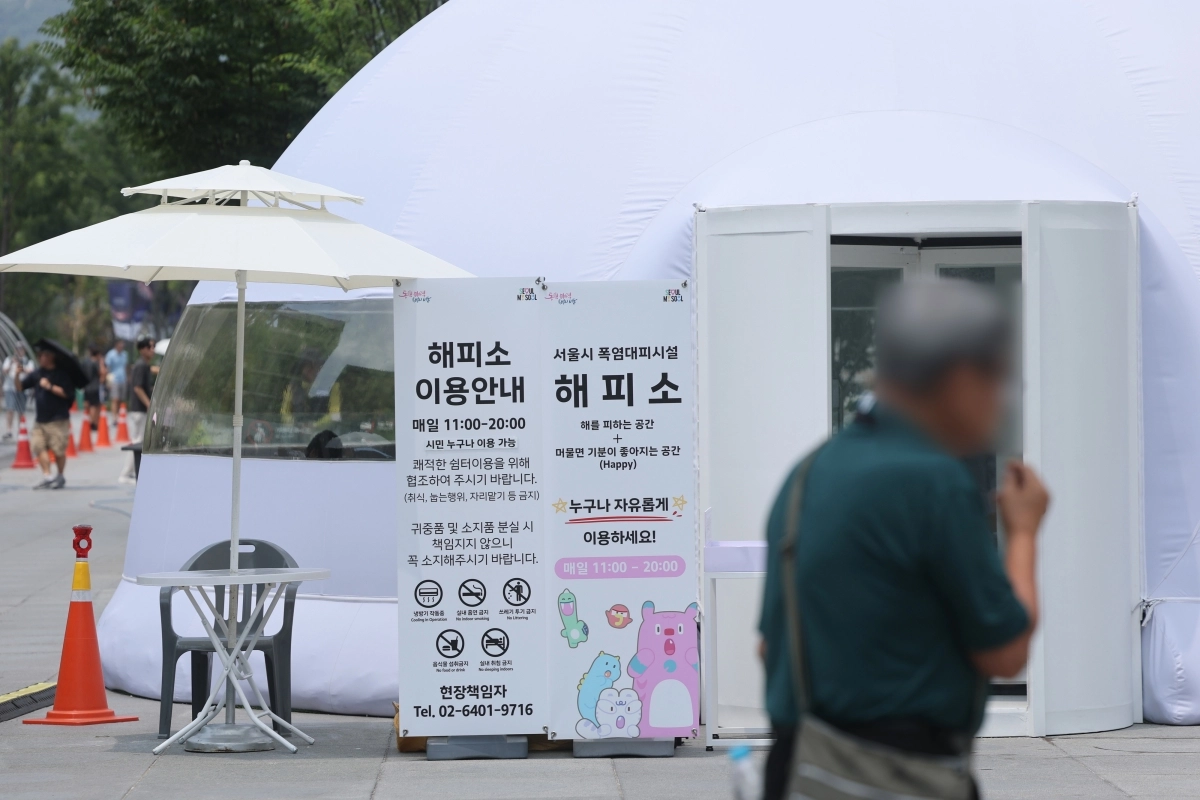 무더운 날씨가 이어진 29일 서울 광화문광장에 설치된 서울시 폭염대피시설 ‘해피소’에서 시민들이 더위를 식히고 있다. 연합뉴스