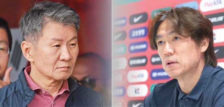 정몽규(왼쪽) 대한축구협회장이 29일(한국시간) 멕시코 할리스코주 과달라하라에 있는 한국 축구대표팀 숙소를 굳은 표정으로 나서고 있다. 오른쪽은 같은 날 과달라하라 인근 사포판의 베이스캠프 훈련장 치바스 베르데 바예에서 열린 기자회견에서 발언하는 홍명보 전 대표팀 감독. 홍 전 감독은 2026 국제축구연맹(FIFA) 북중미월드컵 조별리그(48개국) 탈락에 대한 책임을 지겠다며 이날 사의를 표명했다. 과달라하라·사포판 뉴스1