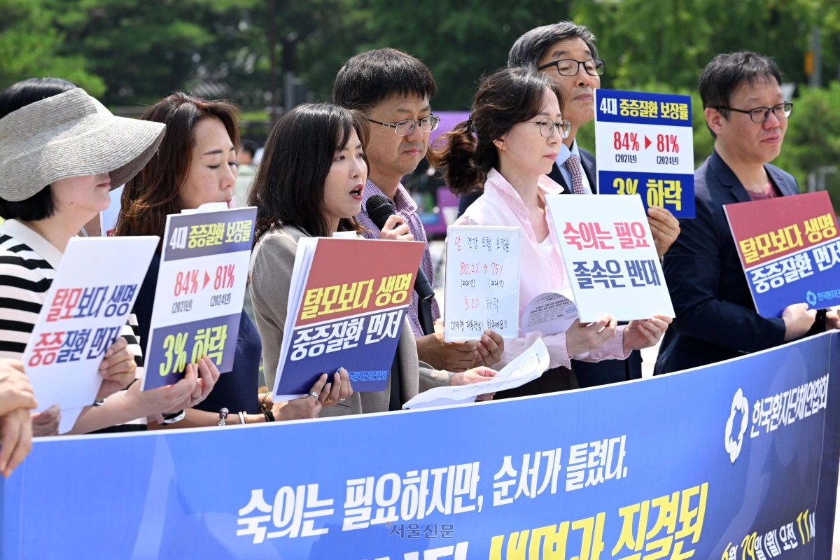 한국환자단체연합회 관계자들이 29일 오전 서울 종로구 청와대 사랑채 앞에서 탈모 치료제 건강보험 급여화 사회적 숙의 추진 관련 환자단체 기자회견을 갖고 있다. 2026.6.29. 도준석 전문기자