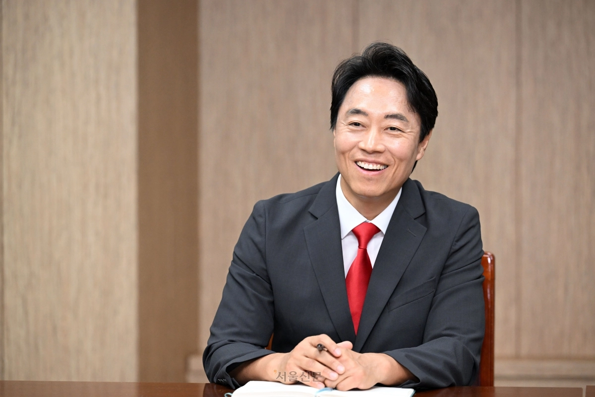 김경대 서울 용산구청장 당선인이 29일 용산구청에 마련된 인수위원회 사무실에서 진행한 인터뷰 도중 활짝 웃고 있다. 그는 “주어진 4년을 마지막이란 생각으로 구민을 위해 후회 없이, 멋있게 일해 보겠다”고 다짐했다. 도준석 전문기자