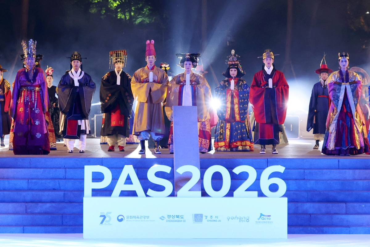 경북 경주시에서 지난달 열린 ‘2026 아시아태평양관광협회(PATA) 연차총회’의 갈라디너 프로그램. 35개국 550여 명의 글로벌 관광 리더를 맞이하고자 한복 명장의 패션쇼를 열었다. 경북문화관광공사 제공