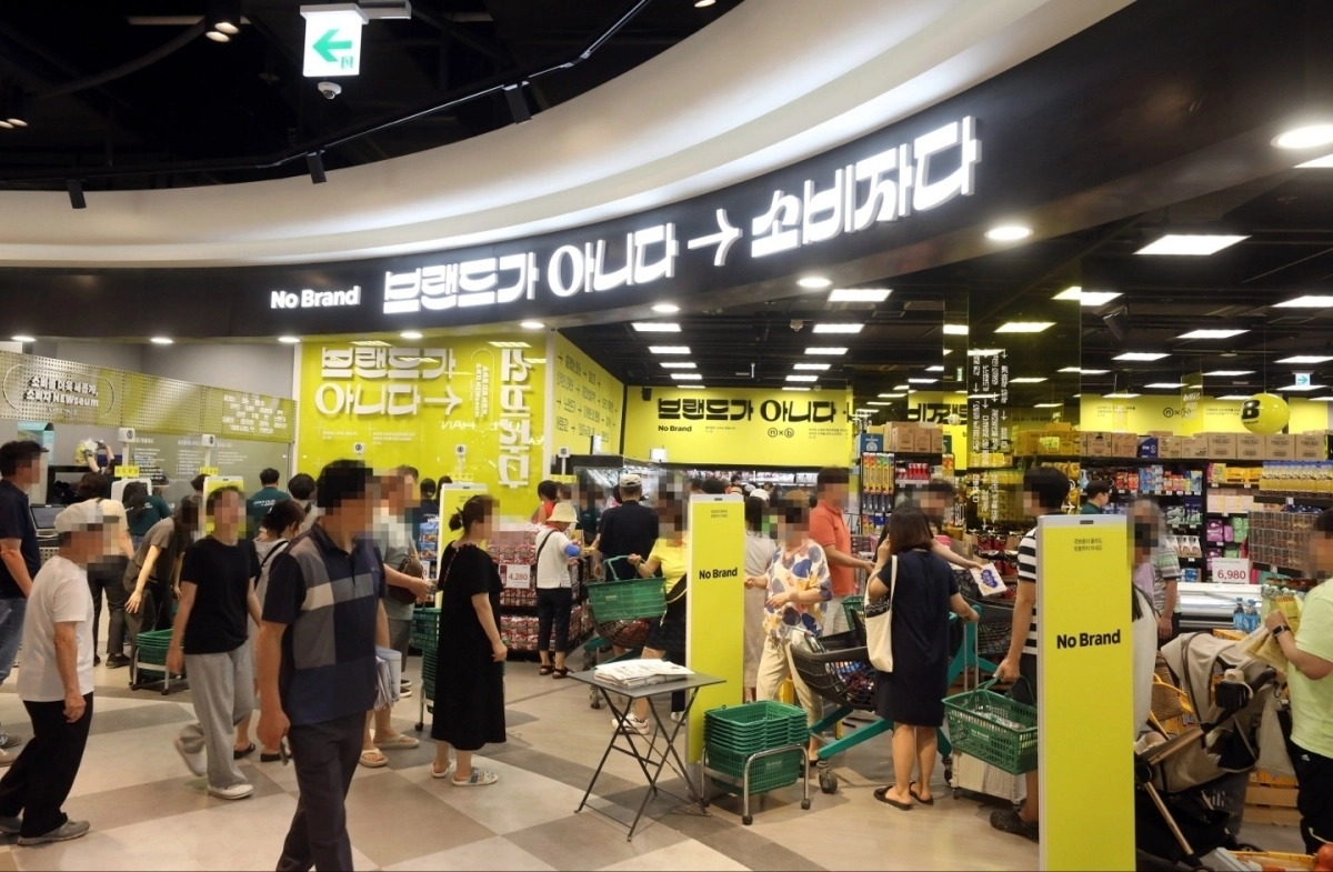 노브랜드 매장 앞이 방문객들로 인산인해를 이루고 있다. 이마트 제공