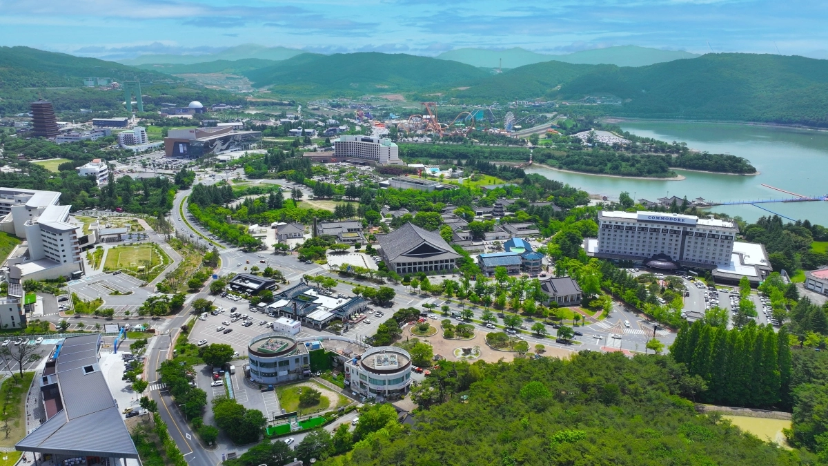 대한민국 1호 관광단지로 경주시에 조성된 보문관광단지. ④  경북문화관광공사 제공