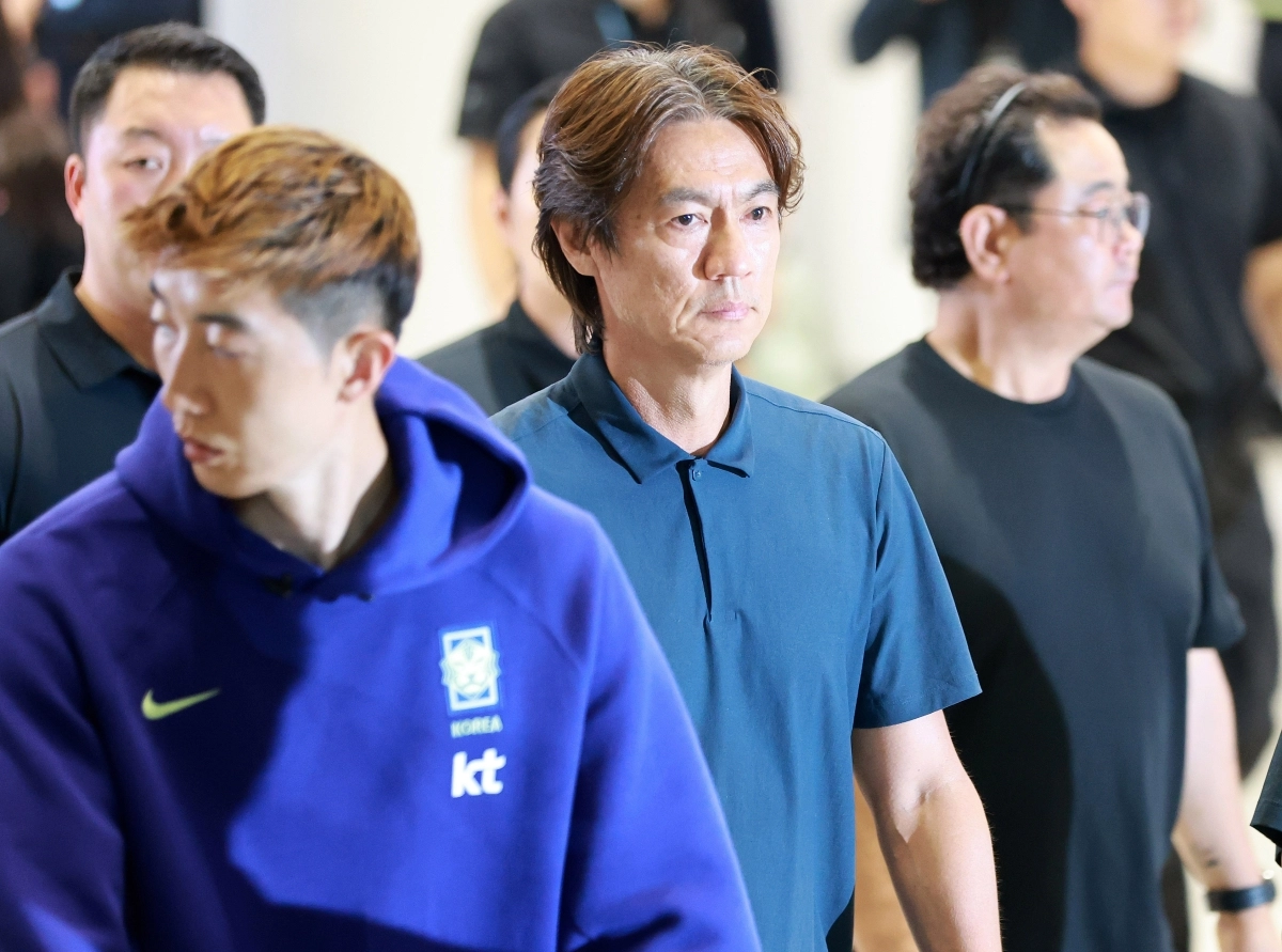 2026 국제축구연맹(FIFA) 북중미월드컵 32강 진출 실패의 책임을 지고 사퇴 의사를 밝힌 홍명보 전 축구 국가대표팀 감독이 30일 오전 인천국제공항 2터미널을 통해 입국하고 있다. 왼쪽은 골키퍼 조현우. 2026.6.30. 뉴스1