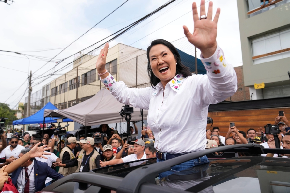 페루 보수 정당 ‘민중의 힘’ 대선 후보인 게이코 후지모리가 7일(현지시간) 리마에서 대통령 선거 결선 투표를 마친 후 지지자들에게 손을 흔들고 있다. 2026.6.7 AP 연합뉴스