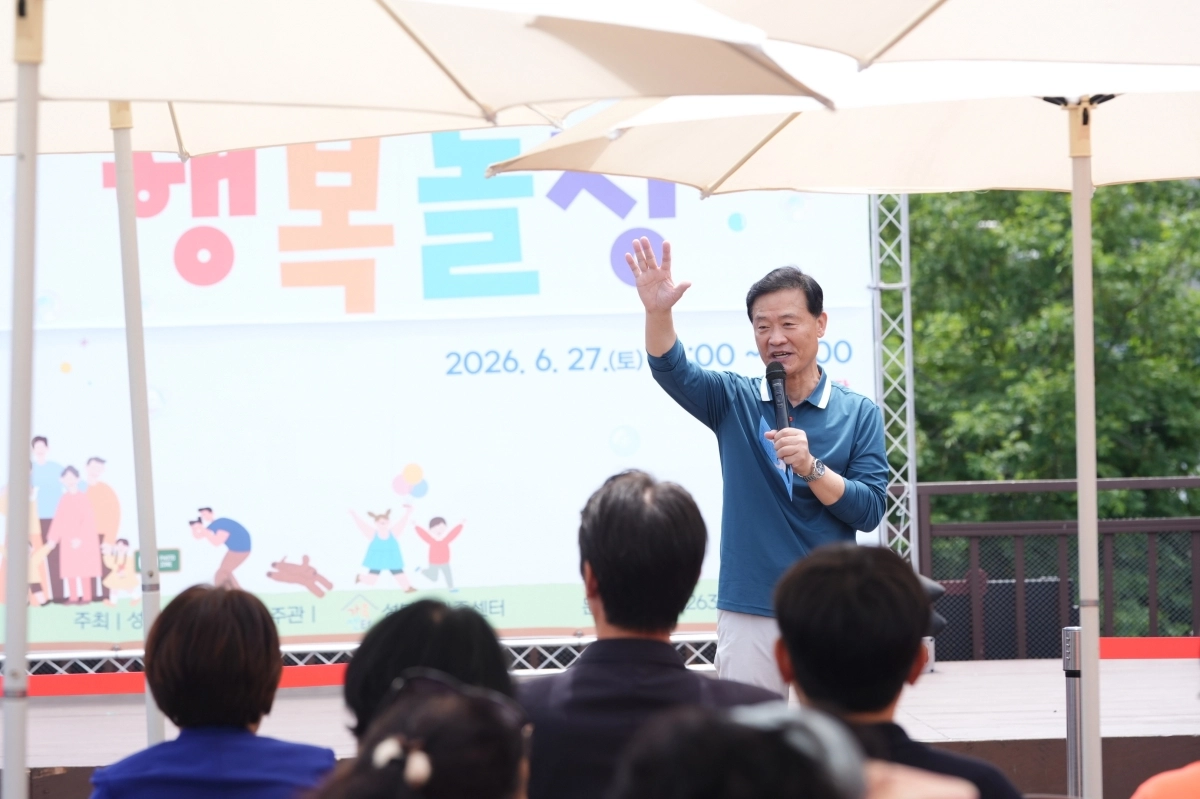 이승로 성북구청장이 지난 27일 성북천 분수광장에서 열린 ‘2026년 성북 온가족 행복놀장’에서 인사말을 전하고 있다. 성북구 제공