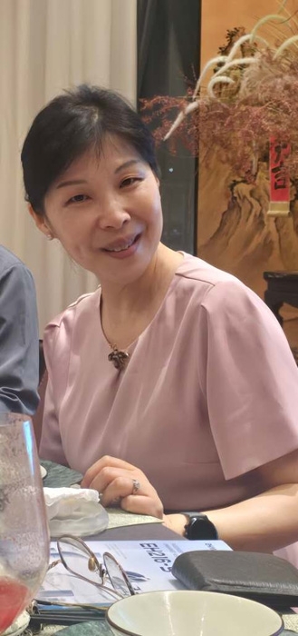 안후이성인민정부외사판공실 뤼샤오메이 부주임이 지난 11일 허페이를 방문한 한국기자단과의 저녁 식사 중 포즈를 취하고 있다.