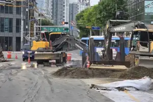 대구 수성못오거리 상수도관 파손…출근길 도로 통제