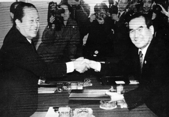1992년 1월 14일 판문점 중립국 감독위에서 임동원(오른쪽) 남측대표와 최우진 북측대표가 ‘비핵화 공동선언 문본’을 교환하며 밝게 웃고 있는 모습. 연합뉴스