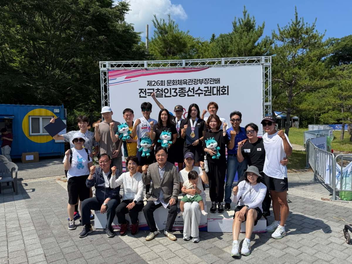 ‘제26회 문화체육관광부장관배 전국 트라이애슬론 선수권대회’에서 남녀 단체전 동반 우승을 차지한 천안시청 선수들. 시 제공