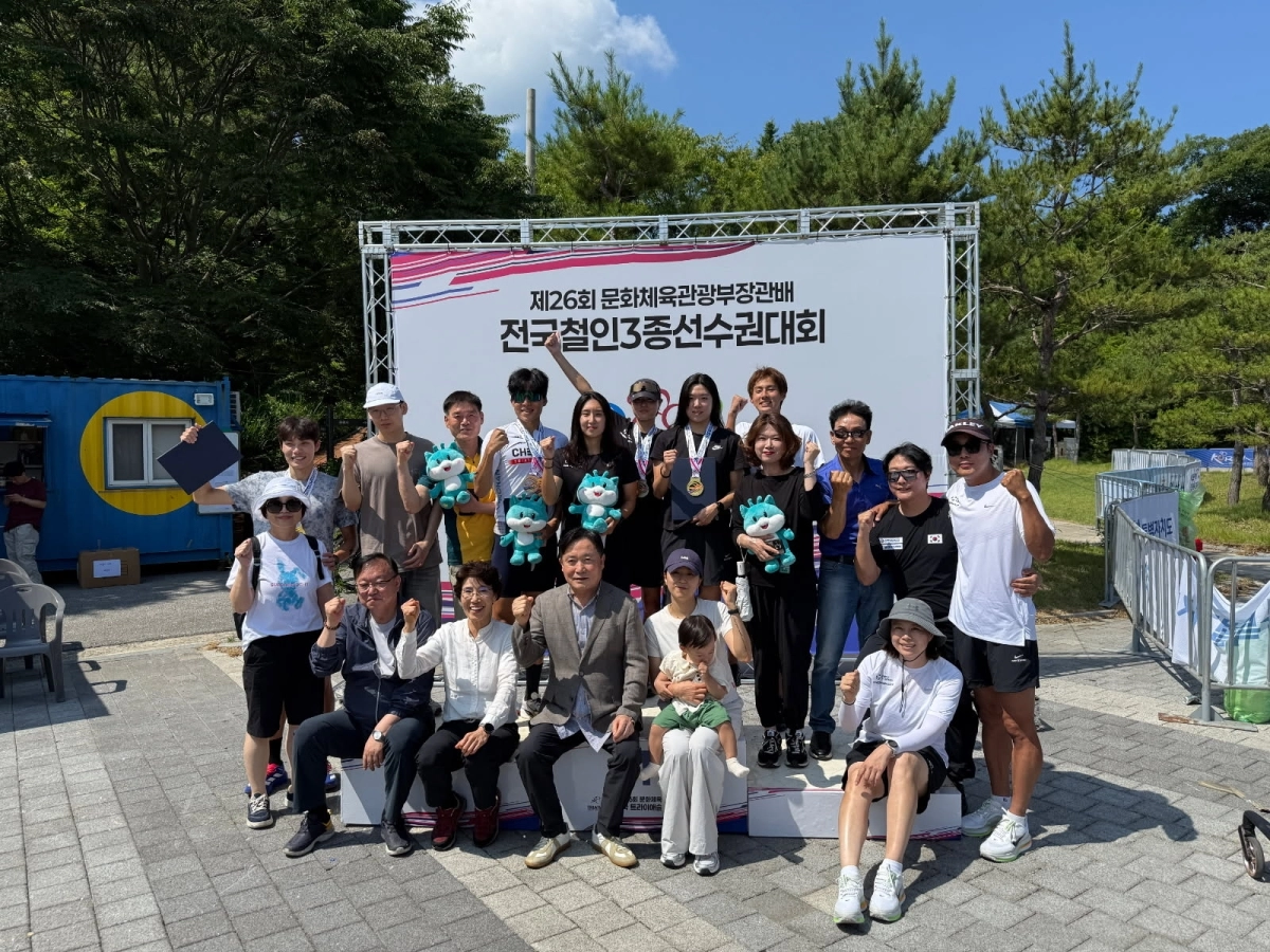 ‘제26회 문화체육관광부장관배 전국 트라이애슬론 선수권대회’에서 남녀 단체전 동반 우승을 차지한 천안시청 선수들. 시 제공