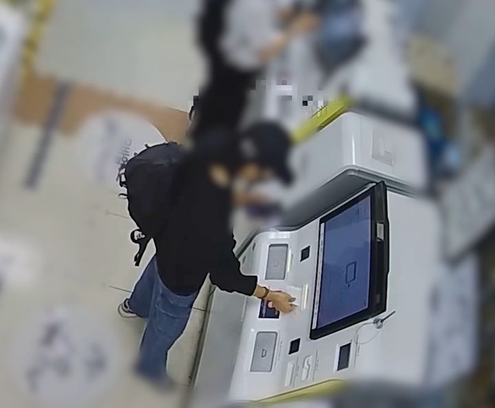 범죄수익금을 인출하는 모습. 화성동탄경찰서 제공