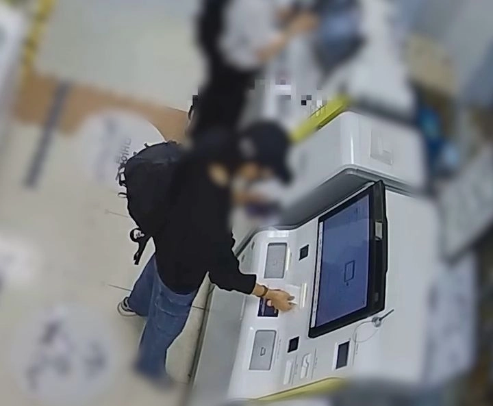 범죄수익금을 인출하는 모습. 화성동탄경찰서 제공