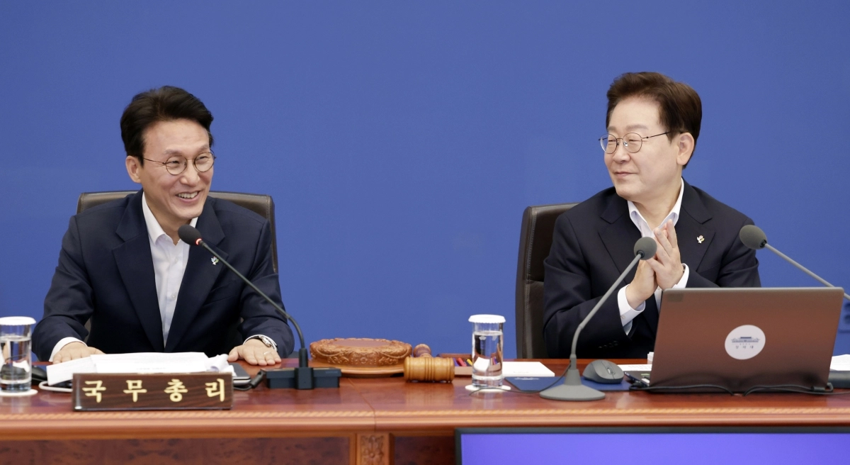 김민석 총리 발언에 박수 보내는 이재명 대통령