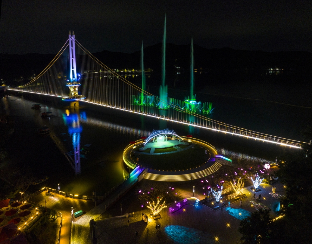 충남 예산 예당호 출렁다리 야경. 충남도 제공