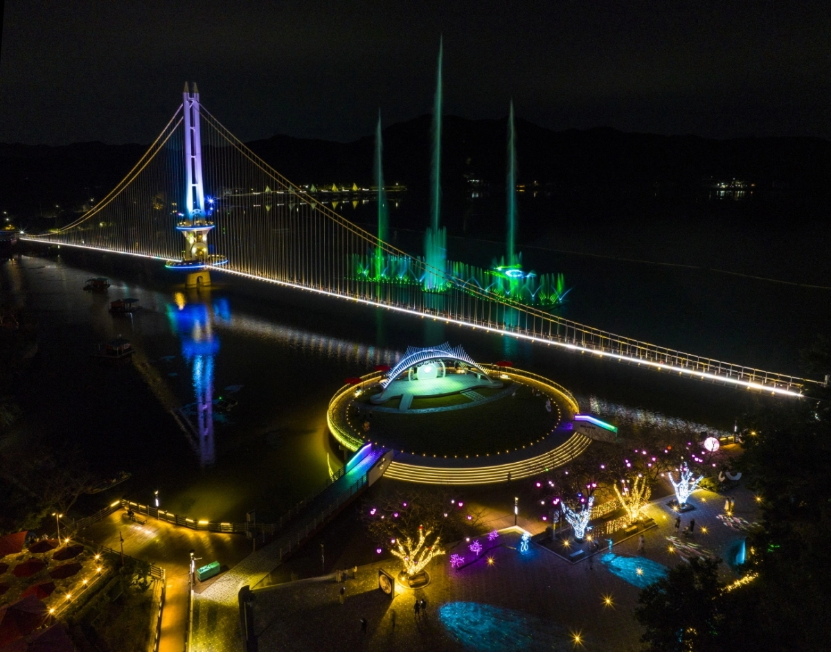 충남 예산 예당호 출렁다리 야경. 충남도 제공