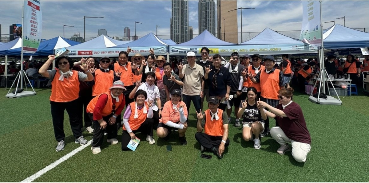 문성호(흰색 셔츠) 서울시의원이 서울시농아인협회 김정환 회장과 서대문구수어통역센터장을 포함한 서대문구 선수단과 기념사진을 촬영하고 있다.
