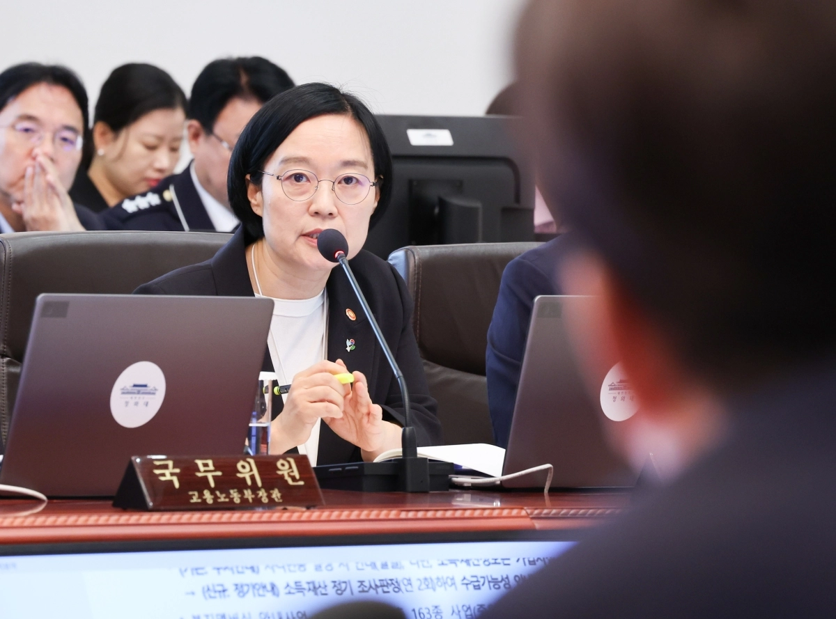 한성숙 중소벤처기업부 장관이 30일 청와대에서 열린 국무회의 겸 비상경제점검회의에서 발언하고 있다. 연합뉴스