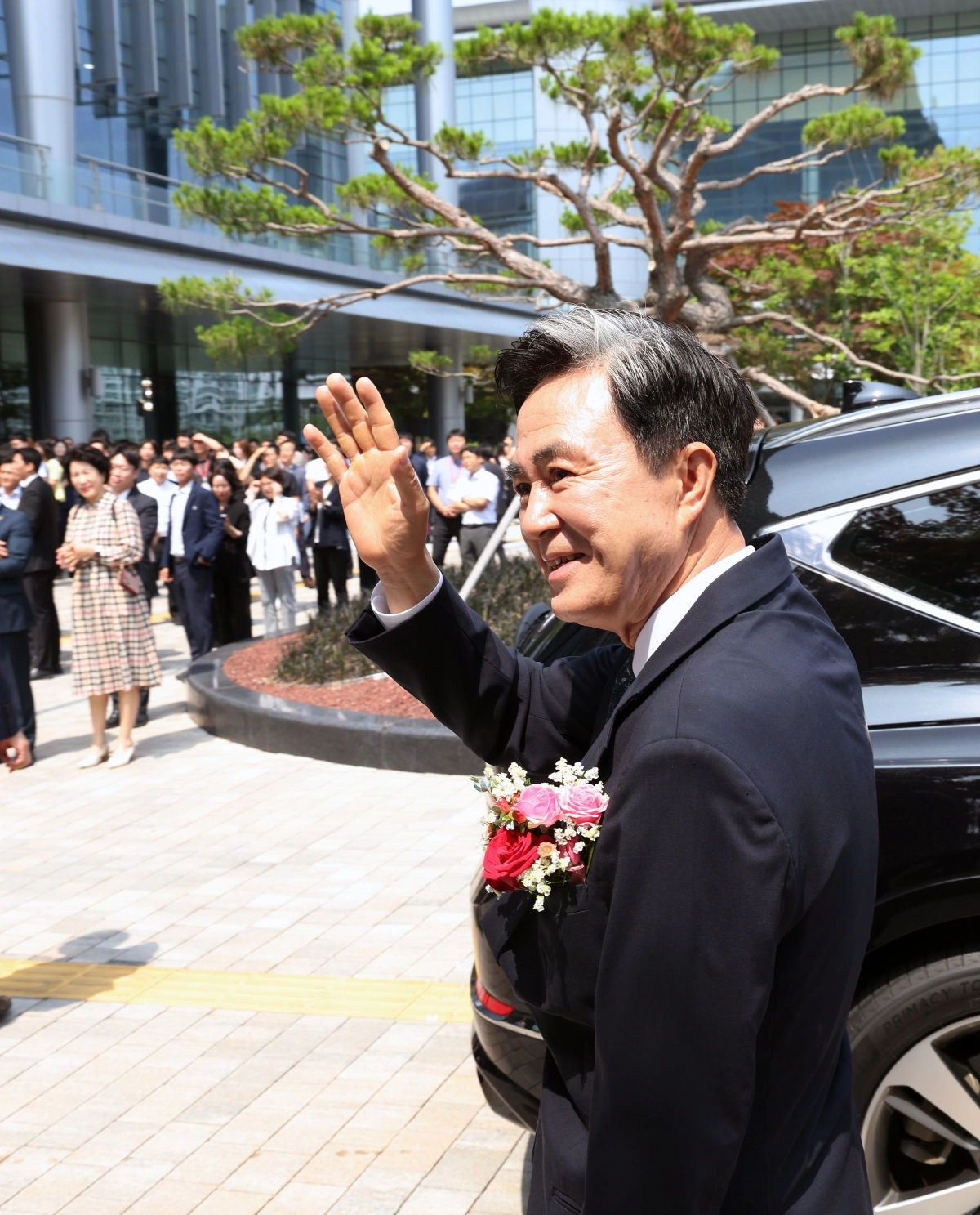 김태흠 지사가 30일 퇴임식 후 충남도청을 떠나며 인사를 하고 있다. 도 제공