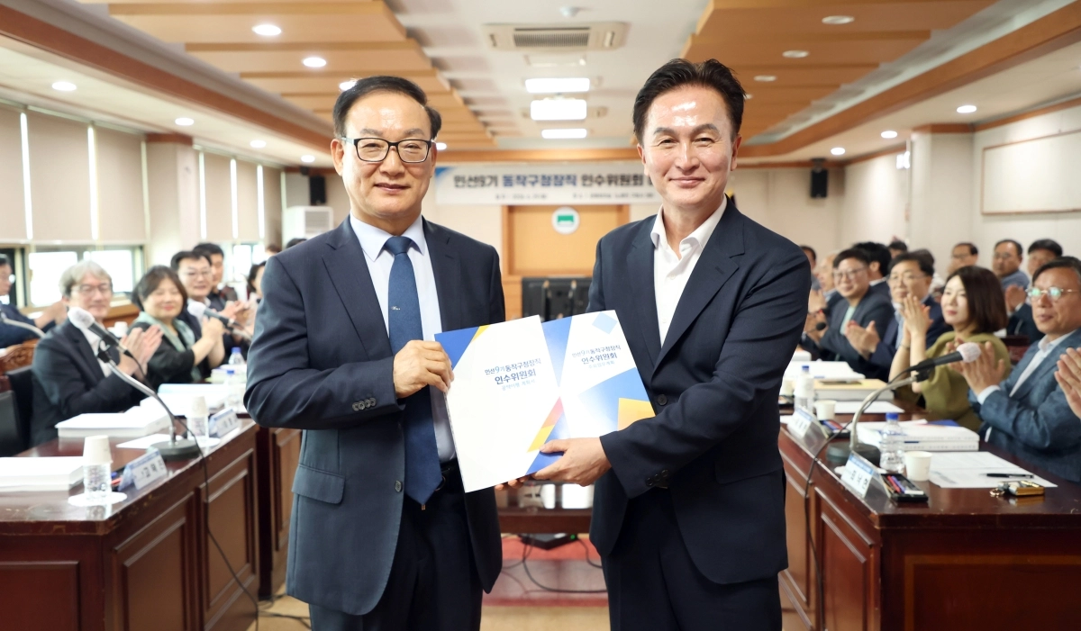 지난 29일  동작구 노량진 청사 공용회의실에서 류삼영(오른쪽) 동작구청장 당선인이 권대중 동작구청장직 인수위원장과 함께 인수위 보고서를 들고 기념촬영을 하고 있다.  동작구 제공