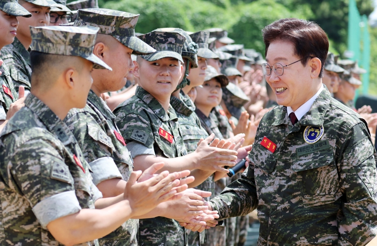 이재명 대통령이 24일 인천시 옹진군 해병대 연평부대에서 장병들과 인사하고 있다. 청와대통신사진기자단