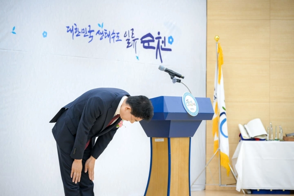 노관규 시장이 시청 대회의실에서 열린 퇴임식에서 시민들에게  고개 숙여 인사하고 있다.