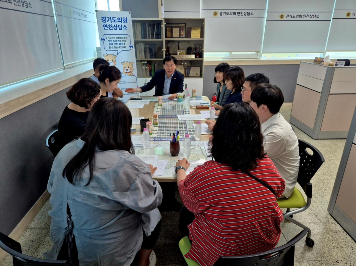 ▲ 윤종영 의원이 경기도의회 연천상담소에서 열린 ‘연천지역 교육환경 개선 및 공교육 경쟁력 강화 간담회’에서 학부모 및 교육청 관계자들에게 지역 교육 현안 조치 방안을 설명하고 있다. (사진=경기도의회)