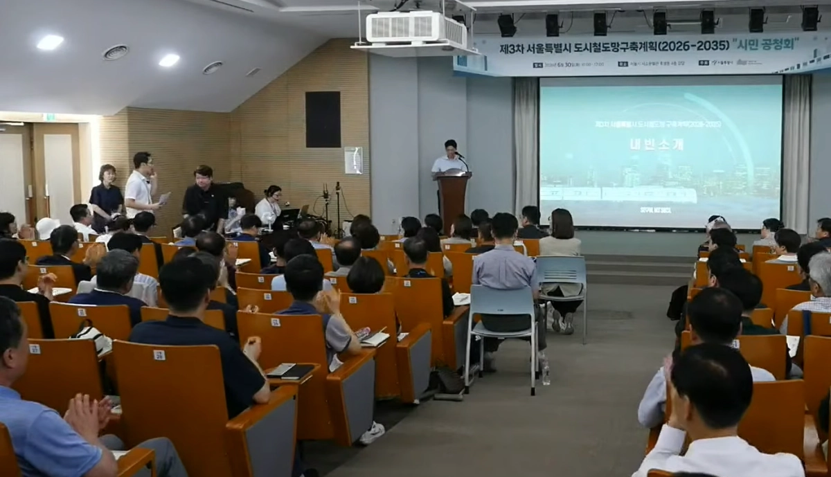 공청회에 참석한 시민들에게 인사하는 문성호 서울시의원(검은 자켓))
