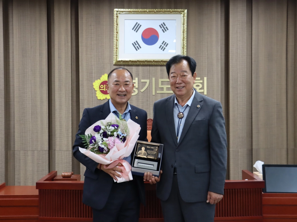 ▲ 이영희 의원이 제11대 경기도의회 의정활동을 성실히 수행해 도민 안전과 지역 발전에 기여한 공로로 공로패를 수여받은 뒤 기념촬영을 하고 있다. (사진=경기도의회)