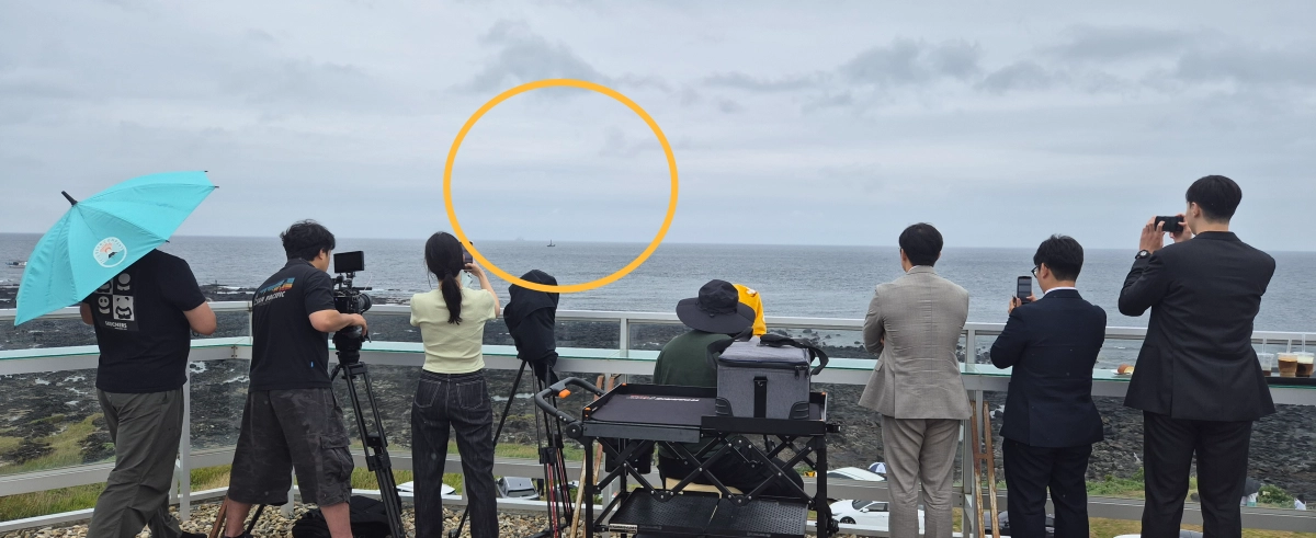 30일 오후 2시쯤 서귀포시 중문 남쪽 해상에서 실시될 예정이던 국방과학연구소(ADD) 주관의 한국형 고체연료 우주발사체 4차 시험은 발사 준비 과정에서 기술적 문제점이 확인되면서 최종 취소됐다. 사진 원은 육지에서 약 3~4㎞  떨어진 강정항 바다에 떠 있는 우주발사대. 제주 강동삼 기자