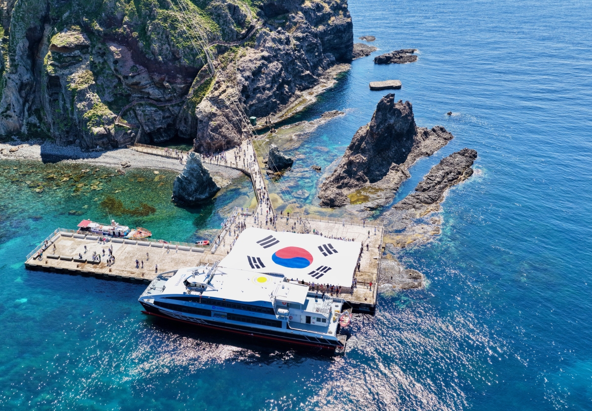 독도에 ‘초대형 태극기’ 펼쳐지다