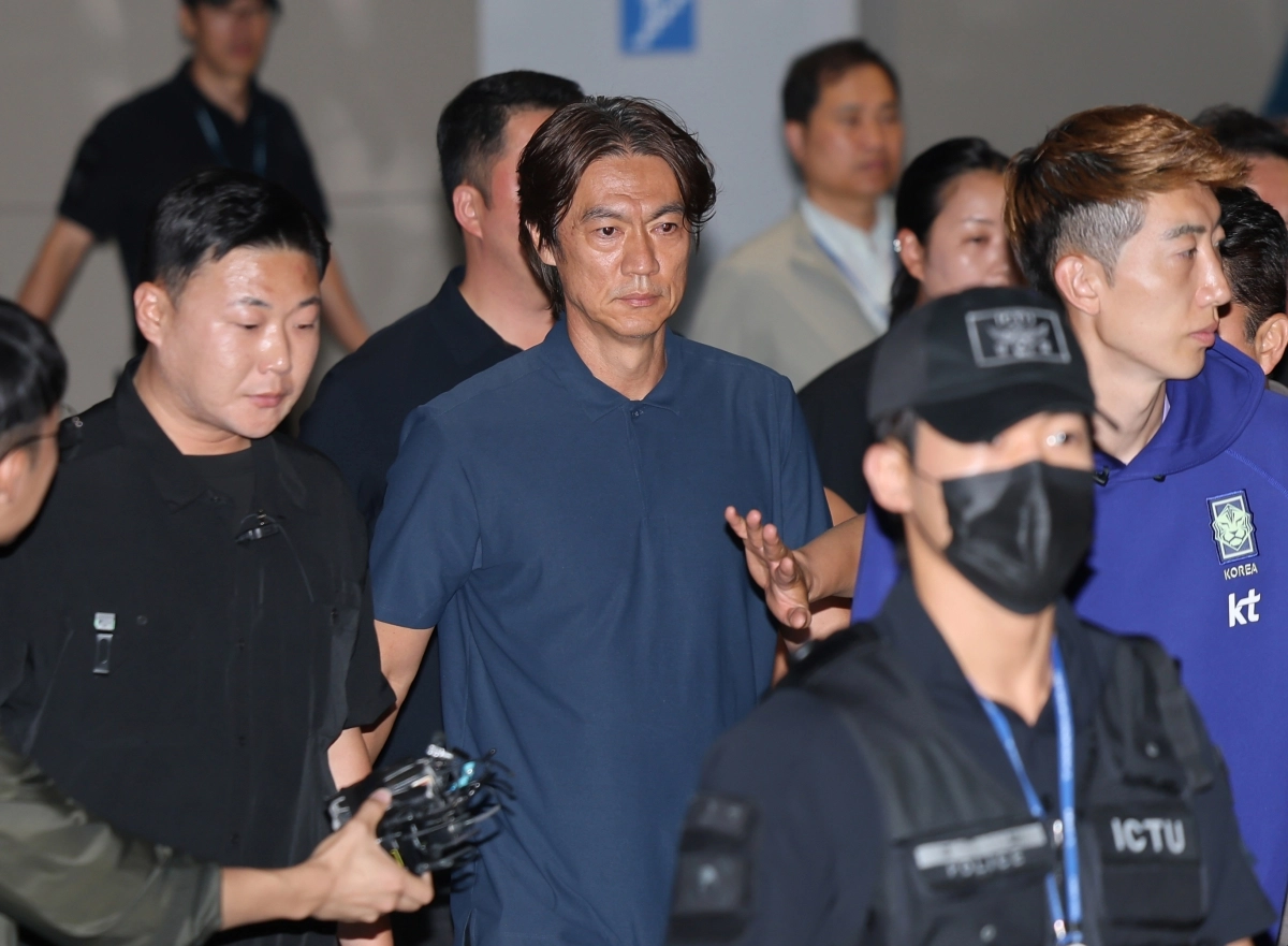 2026 북중미 월드컵 32강 진출 실패의 책임을 지고 사퇴 의사를 밝힌 홍명보 축구대표팀 감독이 30일 새벽 조현우 등 선수들과 인천국제공항 2터미널을 통해 입국해 이동하고 있다. (공동취재) 2026.6.30 뉴스1