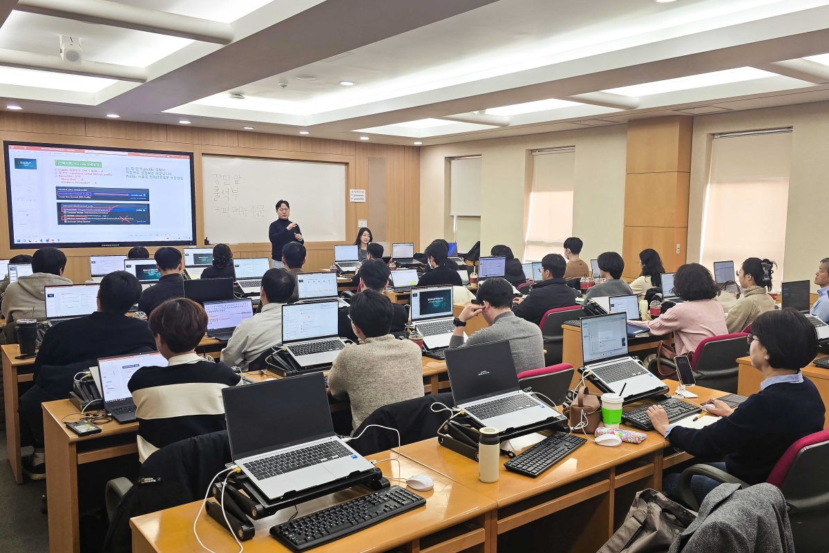 포스코 포항제철소 공정품질담당 직원들이 바이브코딩 교육을 받고 있다. 포스코 제공
