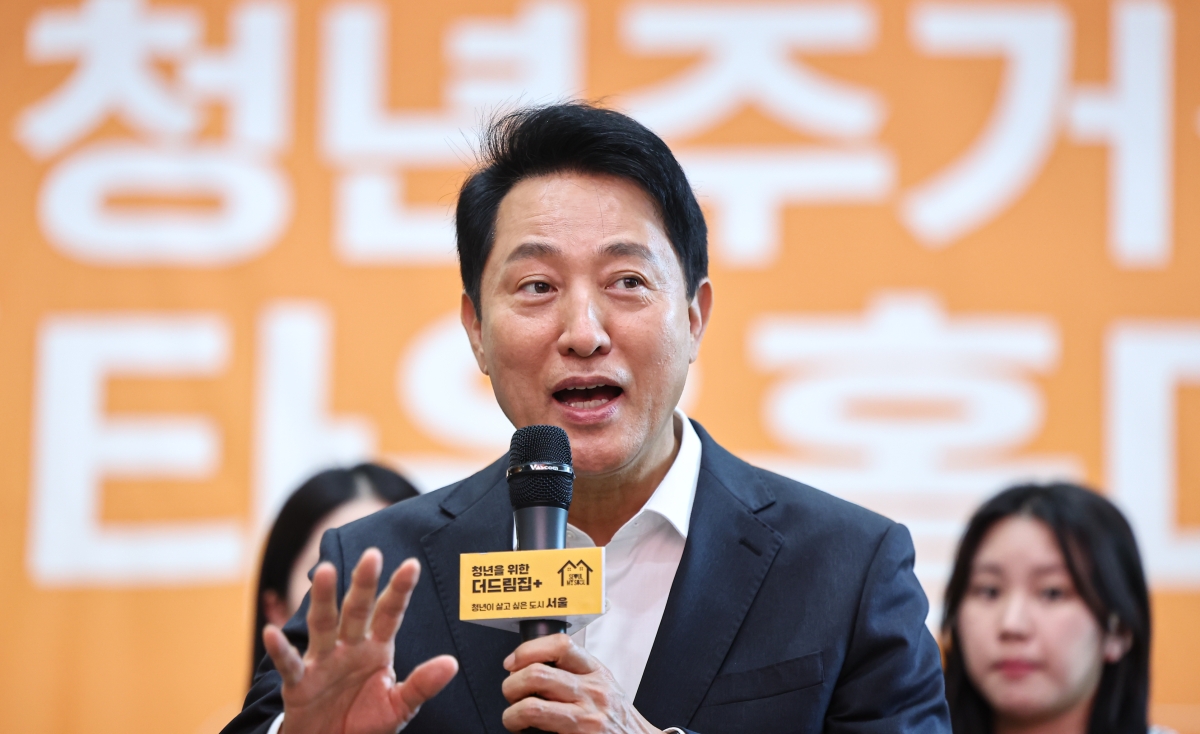 오세훈 서울시장이 30일 서울 광진구 건국대에서 청년주거정책 타운홀미팅을 열고 참여한 학생들의 질문에 답변하고 있다. 뉴스1