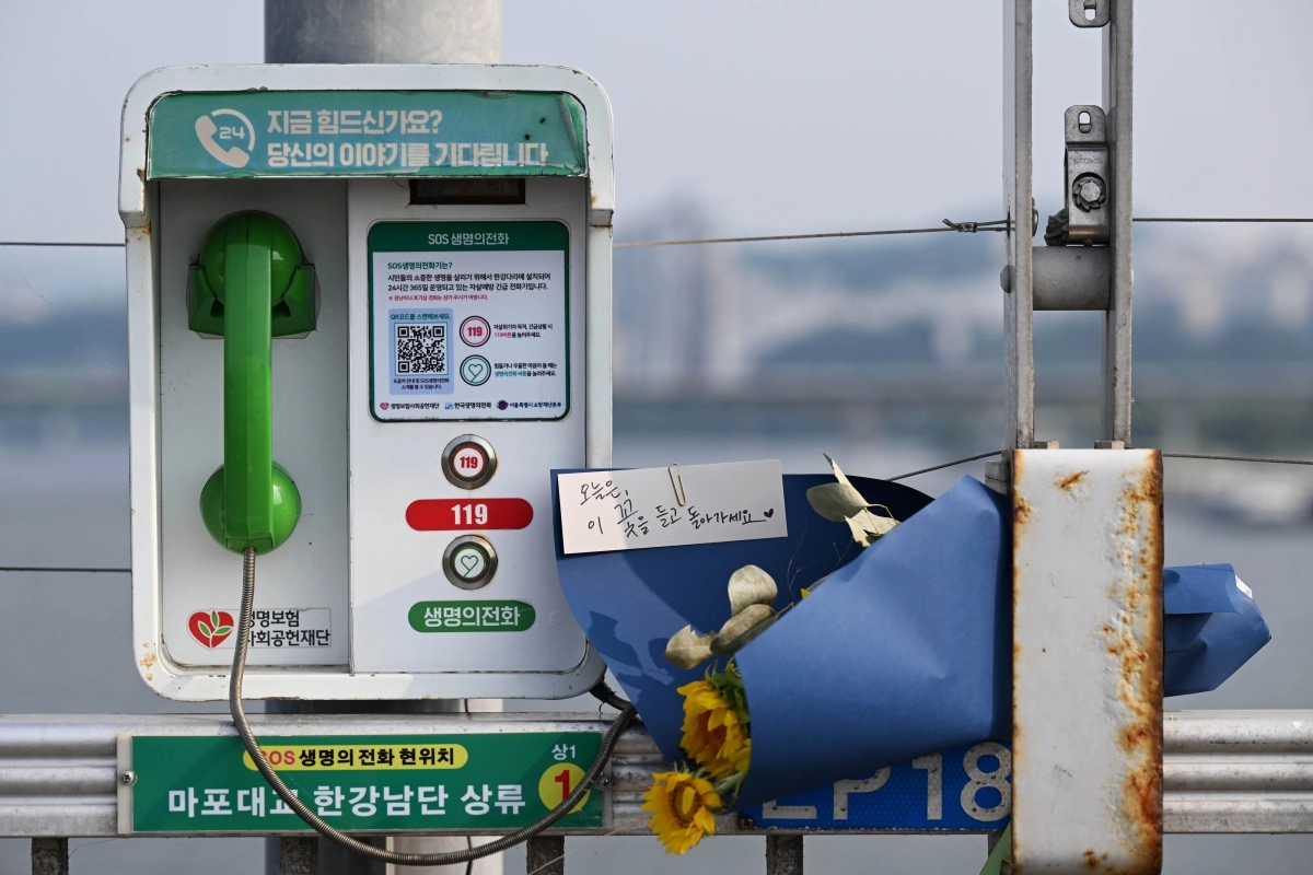 서울 마포대교에 설치된 생명의 전화 옆에 꽃다발이 놓여 있다. 홍윤기 기자