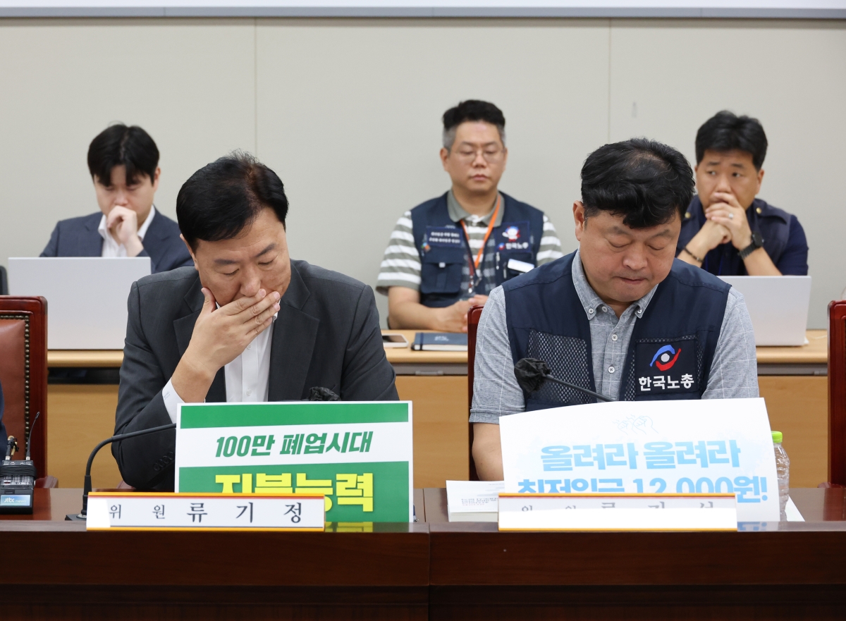 30일 정부세종청사 최저임금위원회에서 열린 제10차 전원회의에서 류기정 한국경영자총협회 전무(왼쪽)와 근로자위원인 류기섭 한국노총 사무총장이 발언을 듣고 있다. 연합뉴스
