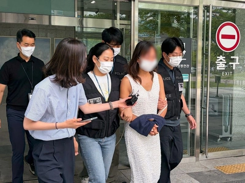 서울 송파구 올림픽공원 개표소 봉쇄 시위에서 공무집행방해 등 혐의로 체포된 김모(45)씨가 지난 25일 영장실질심사를 마치고 동부지법에서 나오는 모습. 연합뉴스