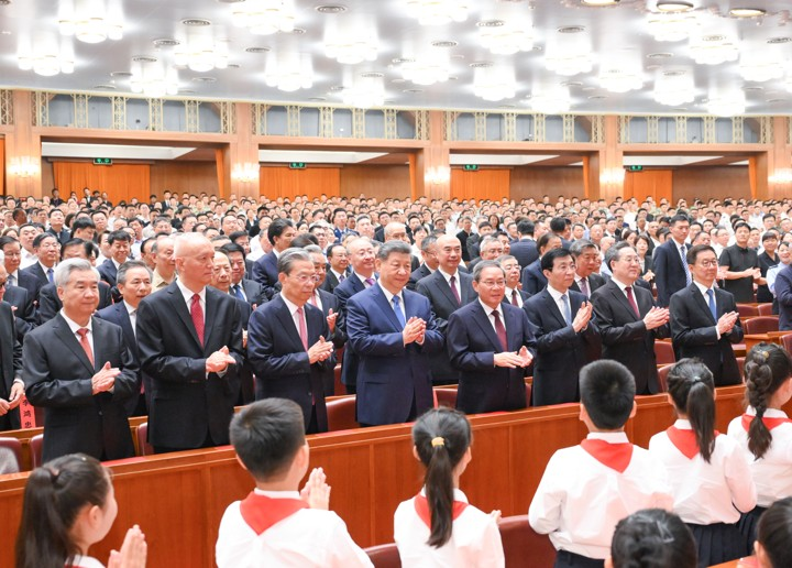 시진핑(앞줄 왼쪽 네번째) 중국 국가주석이 29일 베이징 인민대회당에서 열린 공산당 수립 105주년 기념 음악회 ‘인민지상(인민이 최우선)’에 최고 지도부와 함께 참석해 손뼉을 치고 있다. 베이징 신화 연합뉴스