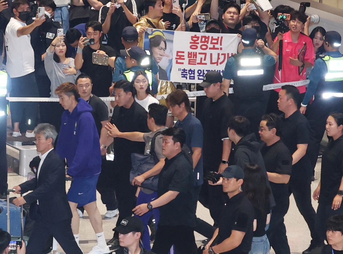 “홍명보 나가” 아수라장 된 입국장