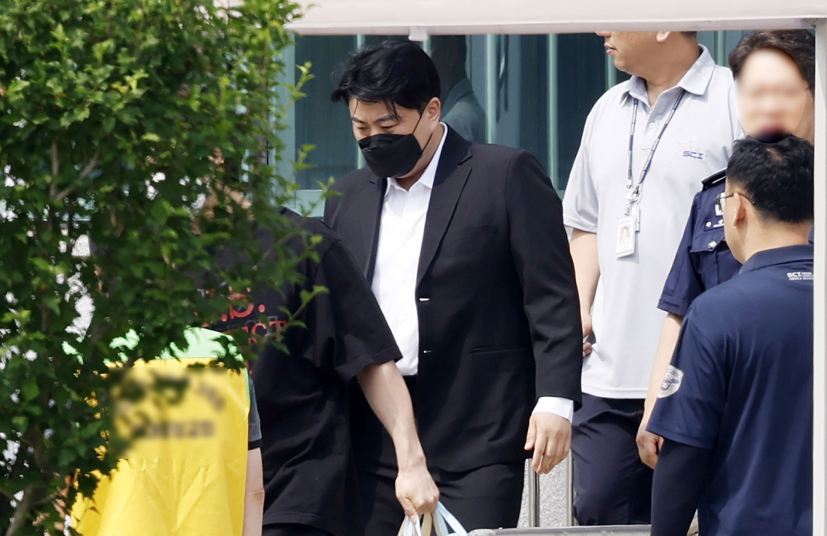 음주운전 뺑소니 사고로 실형을 선고받은 가수 김호중이 30일 경기 여주 소망교도소에서 출소한 뒤 이동하고 있다. 김호중은 징역 2년 6개월을 선고받고 복역 중이었으나 오는 11월 24일 만기보다 5개월 일찍 가석방으로 출소했다. 뉴스1