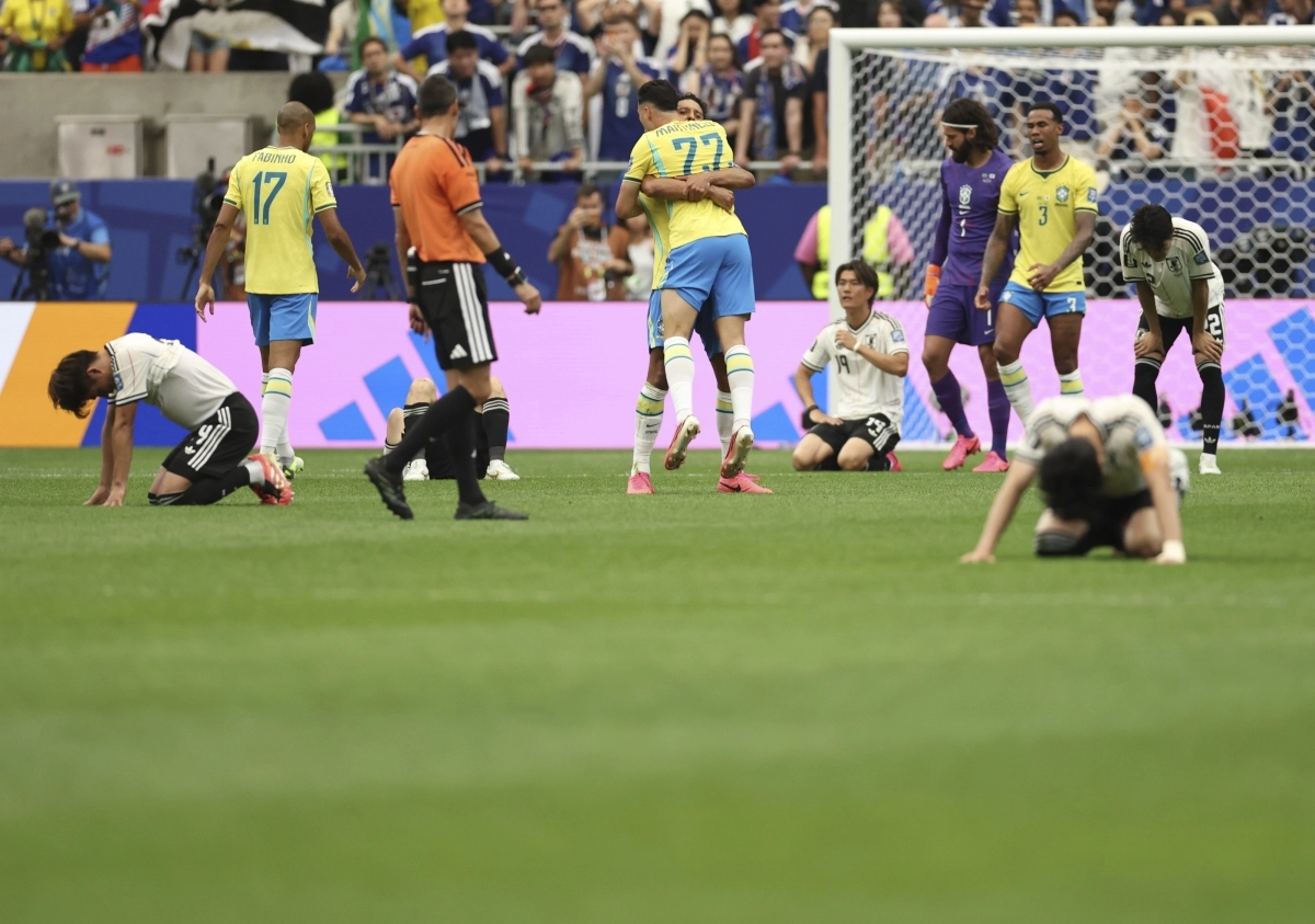 일본 축구대표팀 선수들이 30일(한국시간) 미국 텍사스주 휴스턴 스타디움에서 열린 2026 국제축구연맹(FIFA) 북중미월드컵 32강전 브라질과의 경기에서 1-2로 역전패한 뒤 망연자실한 모습으로 그라운드를 바라보고 있다.  휴스턴 신화 뉴시스