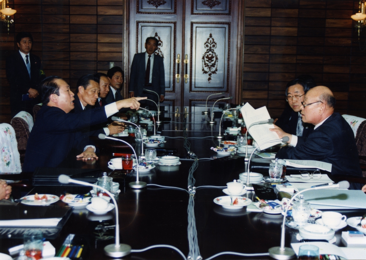 1992년 4월 21일 통일각에서 열린 남북핵통제공동위원회 제3차 회의 장면. 공로명(오른쪽) 남측 대표가 서류를 들고 발언하자 최우진(왼쪽) 북측 대표가 삿대질을 하며 항의하고 있는 것으로 추정된다. 통일부 제공