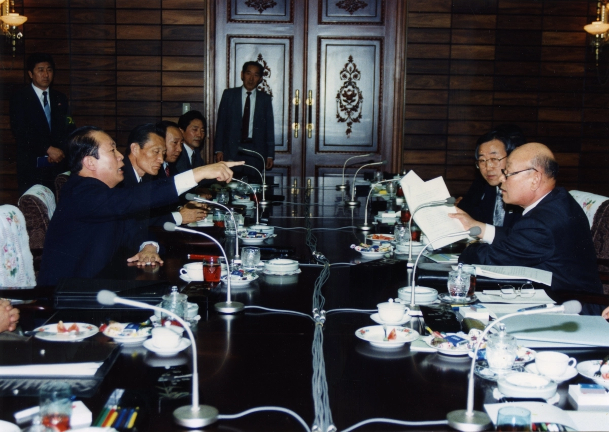 1992년 4월 21일 통일각에서 열린 남북핵통제공동위원회 제3차 회의 장면. 공로명(오른쪽) 남측 대표가 서류를 들고 발언하자 최우진(왼쪽) 북측 대표가 삿대질을 하며 항의하고 있는 것으로 추정된다. 통일부 제공
