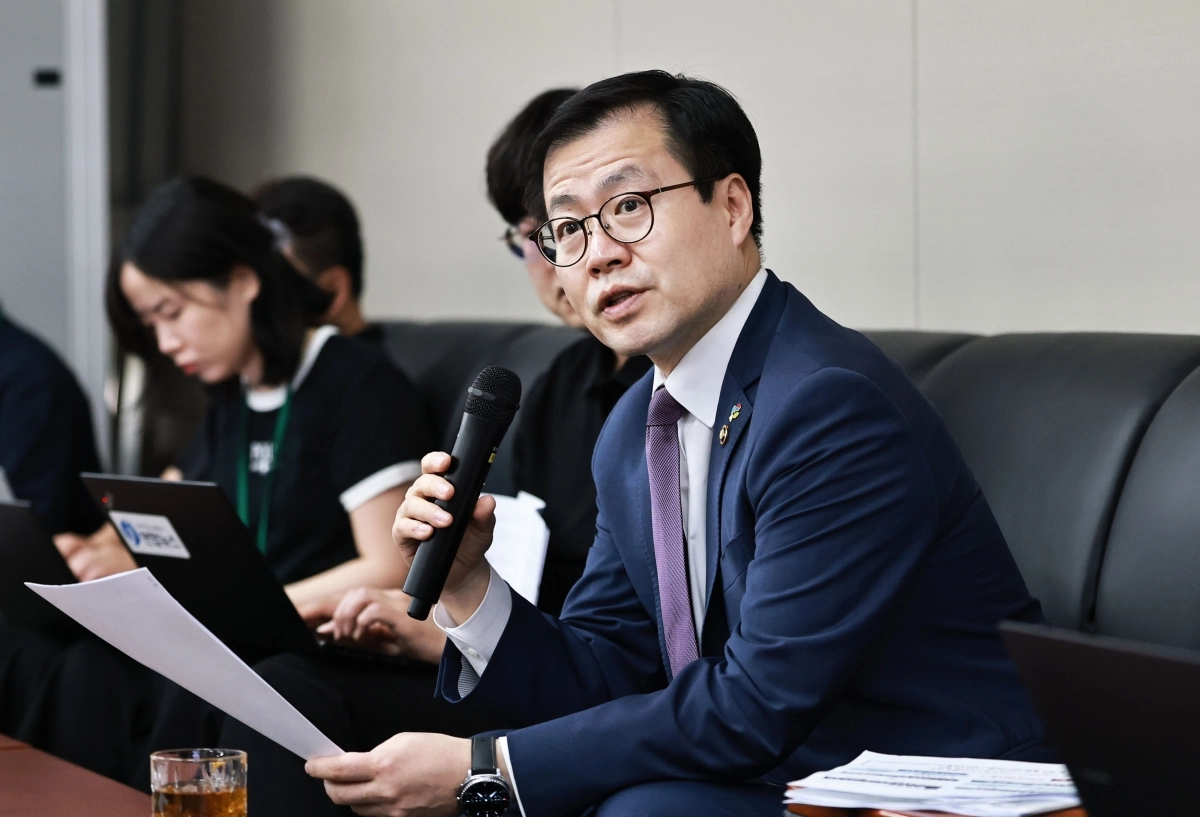 여한구 산업통상부 통상교섭본부장이 30일 정부세종청사 산업부 기자실에서 유럽연합(EU) 신철강 규제 조치 발표와 관련해 백브리핑을 하고 있다. 산업통상부 제공